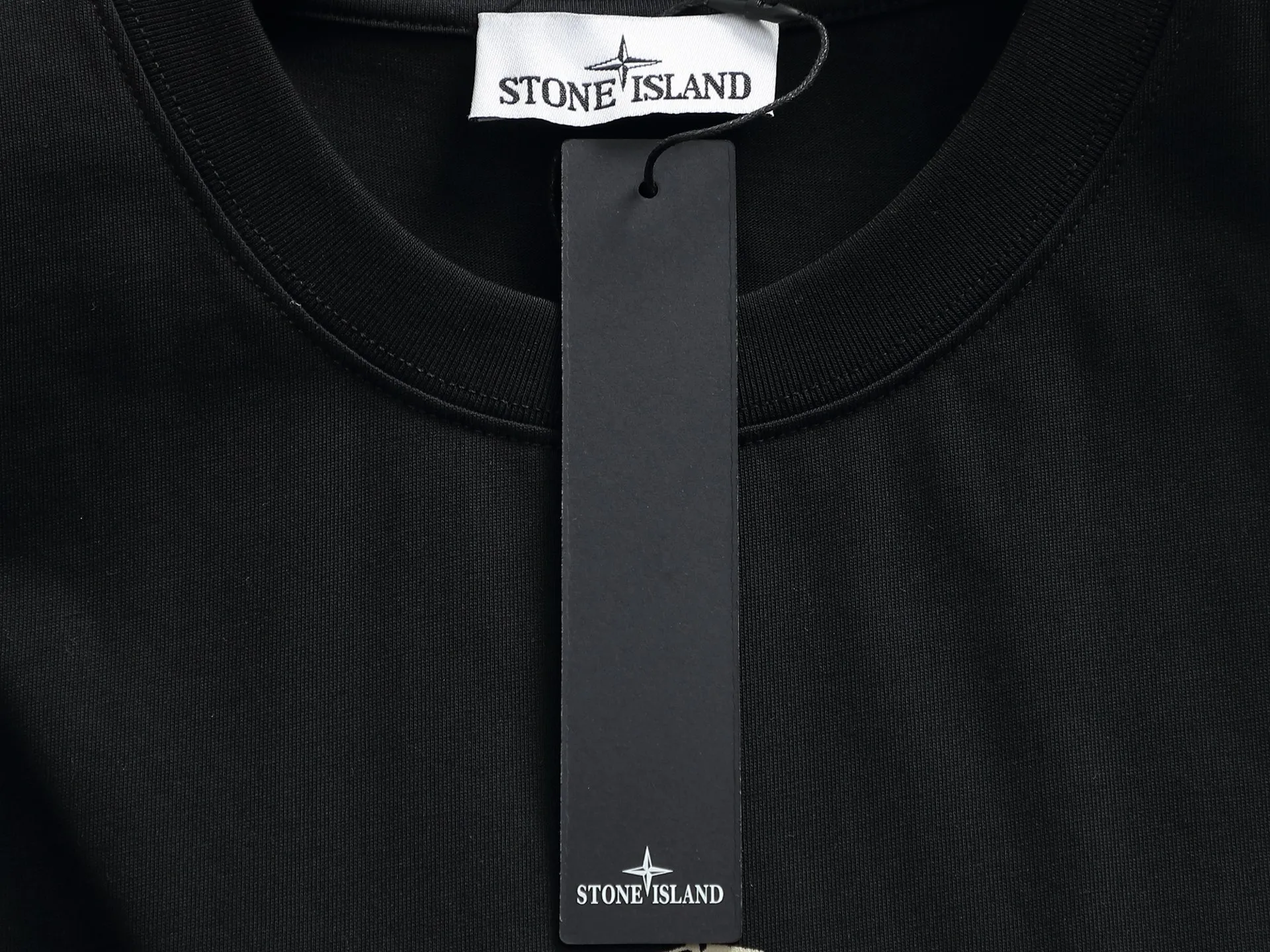 🅿️170 Stone Island 2025FW new autumn and winter geometric print short-sleeved base T-shirt. Pure background color with the brand's iconic compass logo + geometric line printing on the back, which is very cool and recognizable. The basic round neck version is suitable for various body shapes, the fabric is soft and breathable, and multiple colors are available. Suitable for daily outings/casual wear, easy to wear on the street. Color: black and white Size: XSSML
